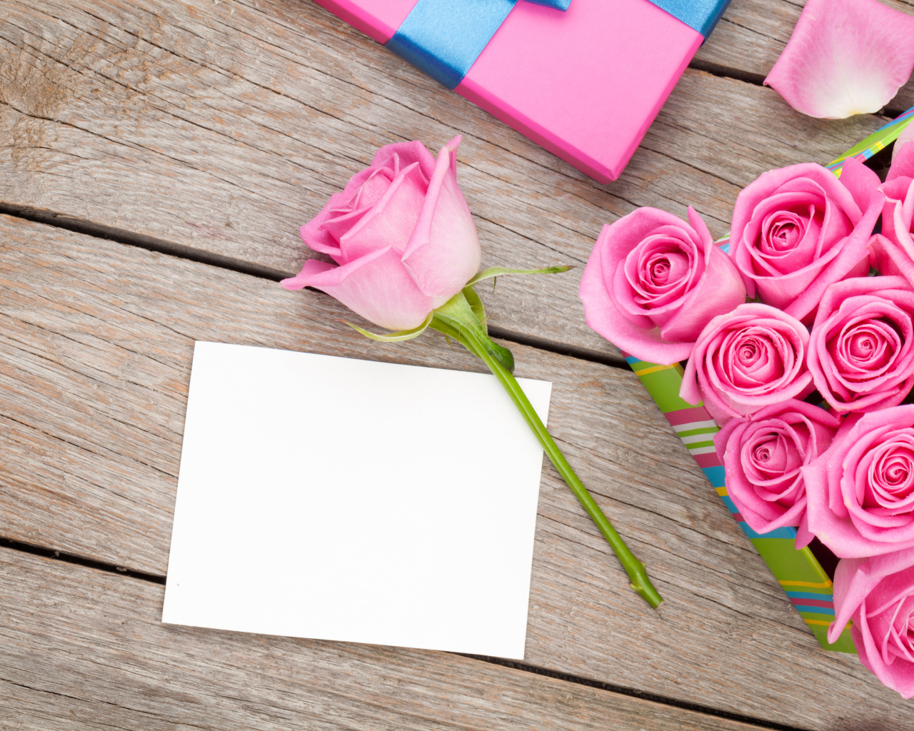 Букет розовых роз и лист бумаги фон для открытки на 8 марта