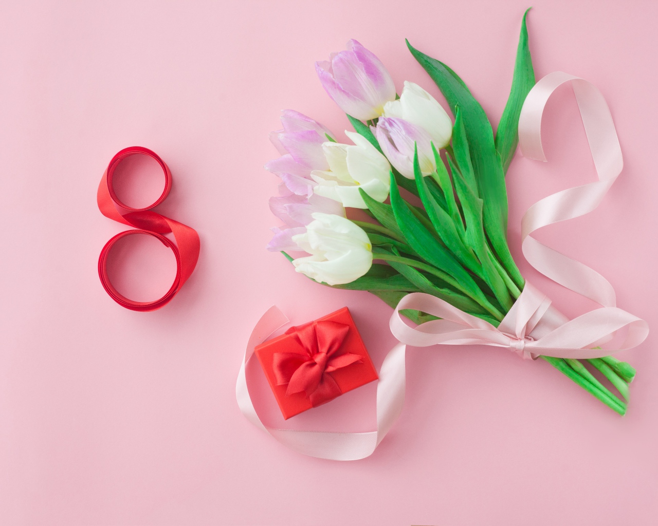 Букет розовых тюльпанов и подарок с лентами на международный женский день