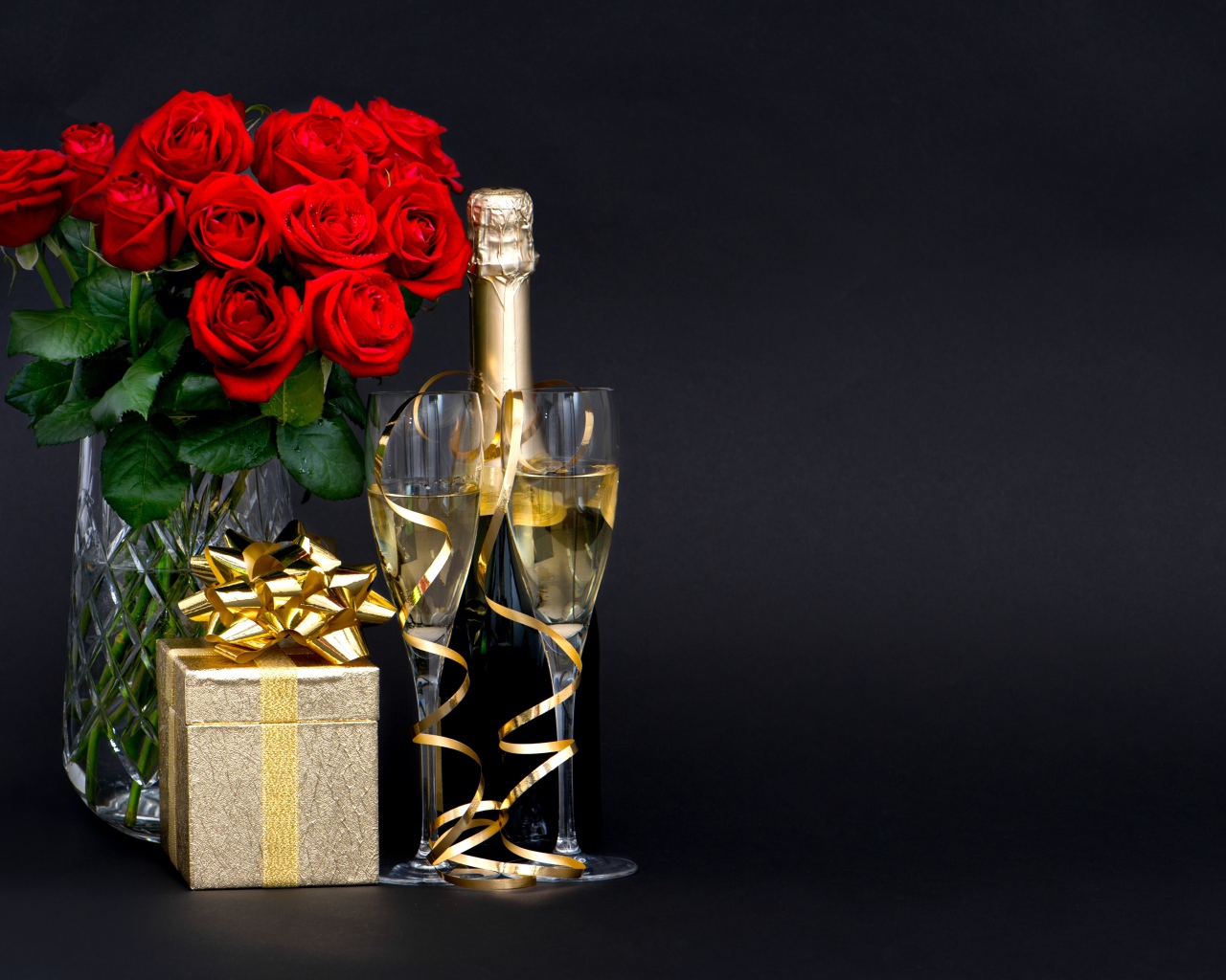 Букет красных роз, подарок и шампанское на 8 марта