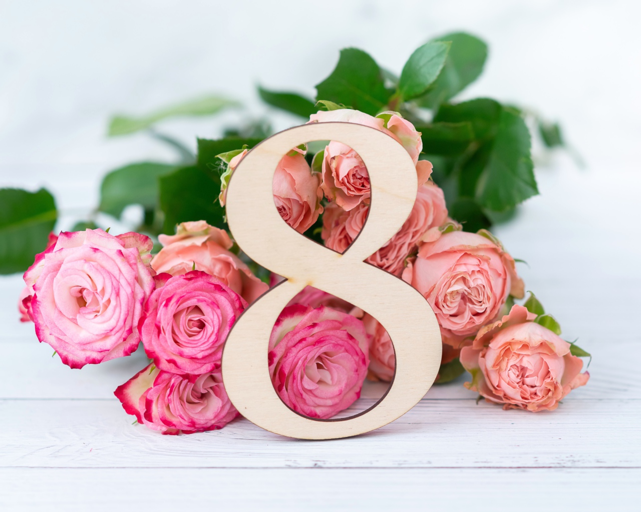 Букет роз на белом фоне на Международный женский день 8 марта