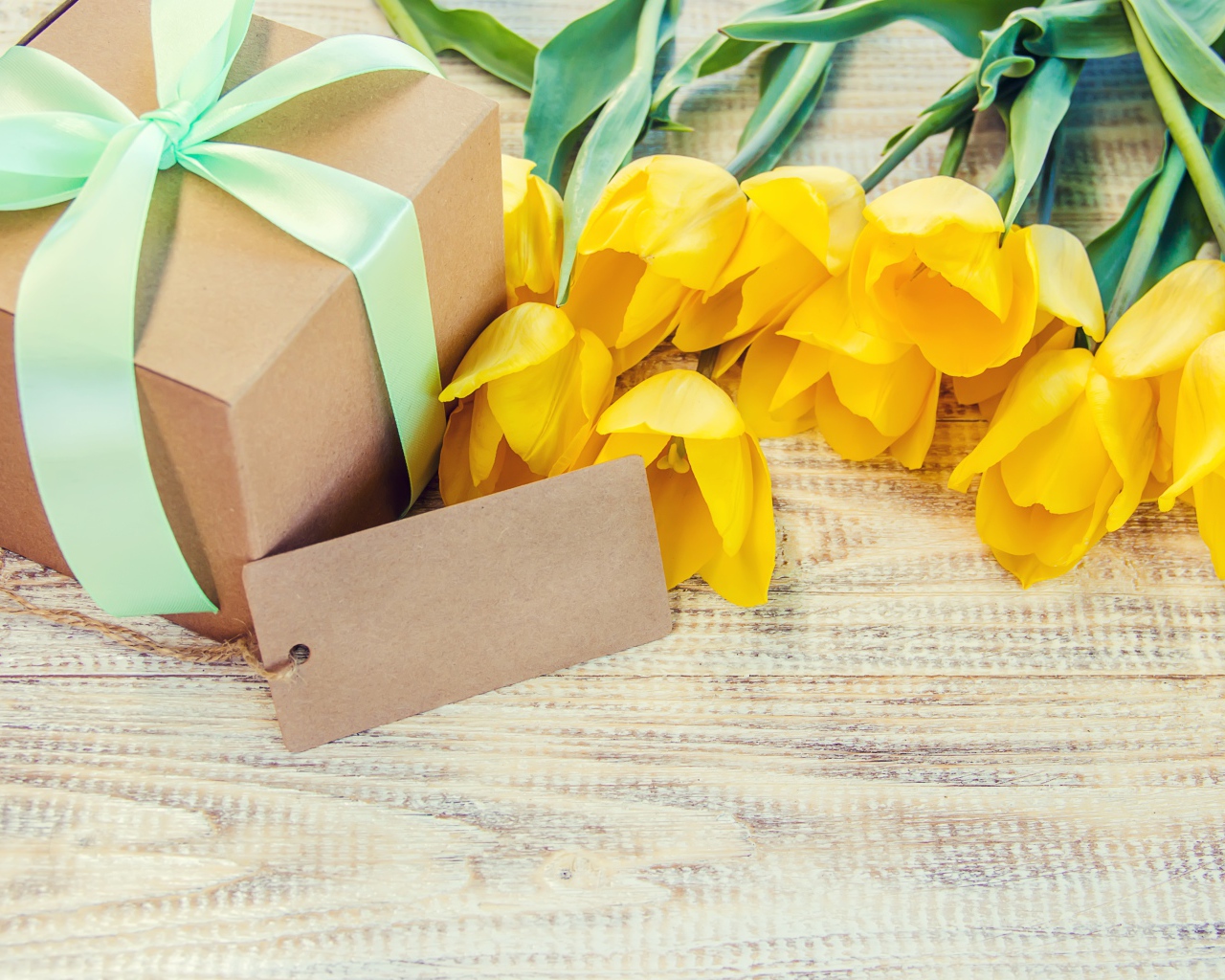 Желтые тюльпаны и подарок для любимой на 8 марта