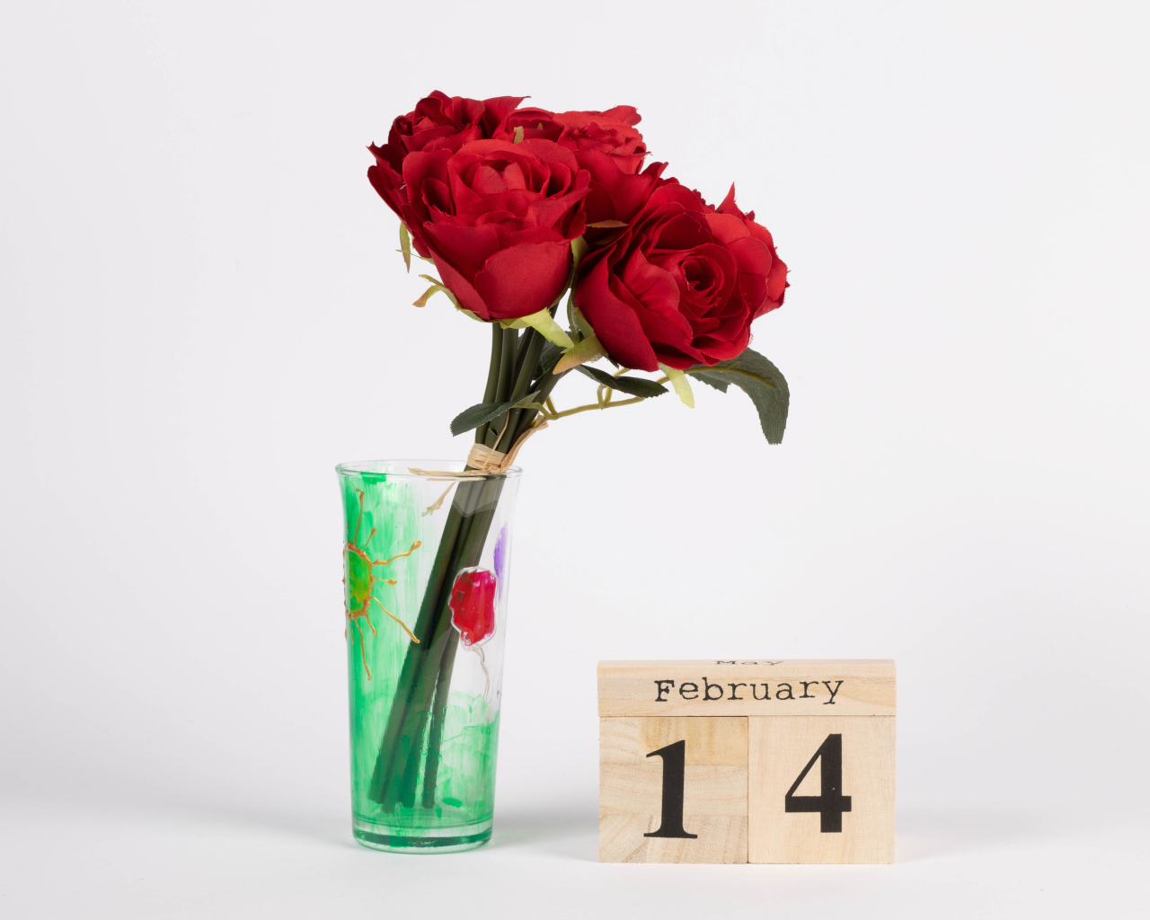 Букет цветов в вазе на 14 февраля день влюбленных 