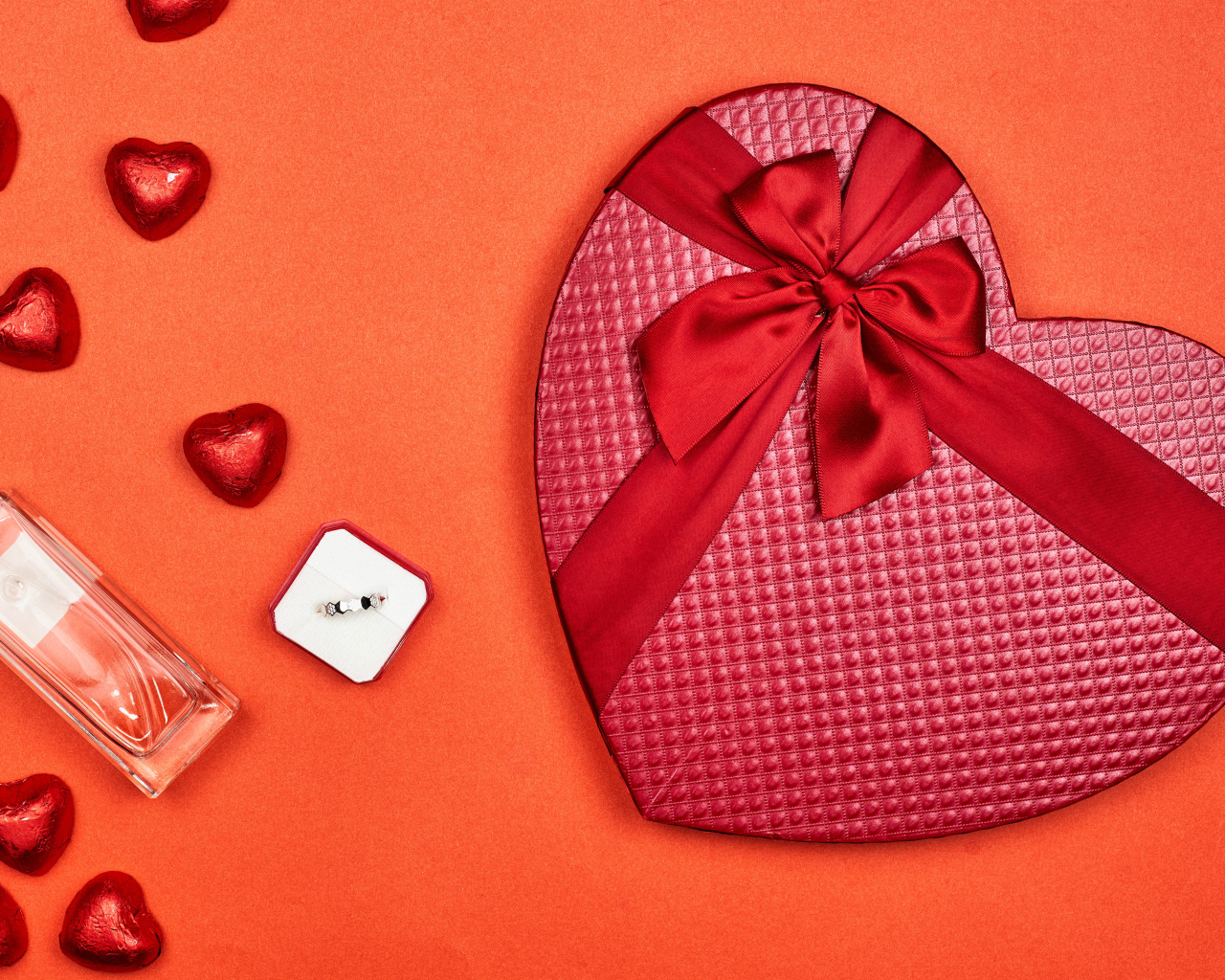 Подарок, духи и конфеты в форме сердца для любимой на 14 февраля