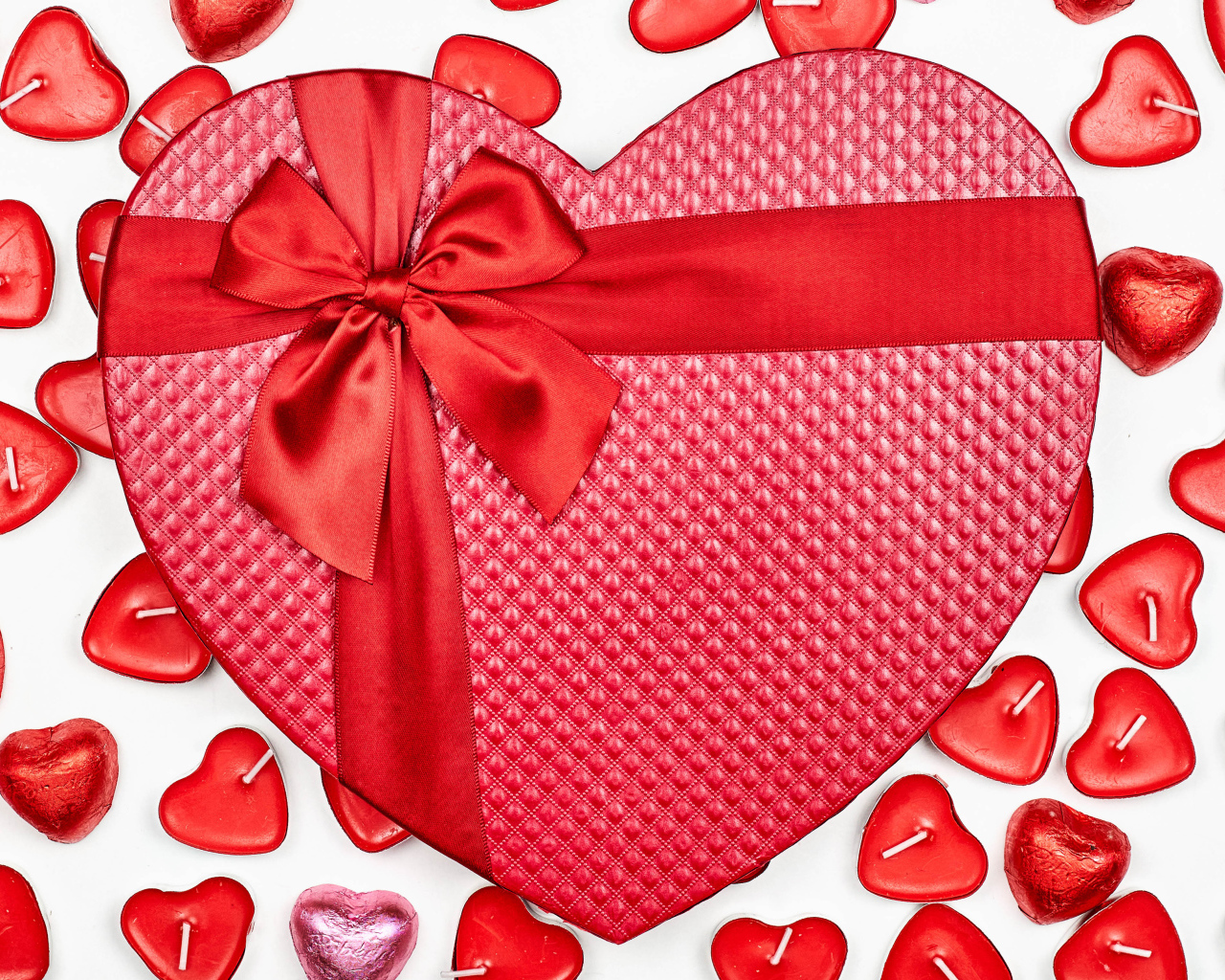 Подарок в форме сердца и свечи подарок на День влюбленных