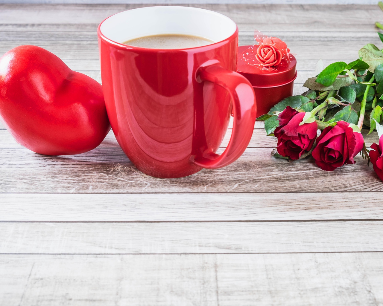 Кружка на столе с сердцем и букетом роз на День Святого Валентина
