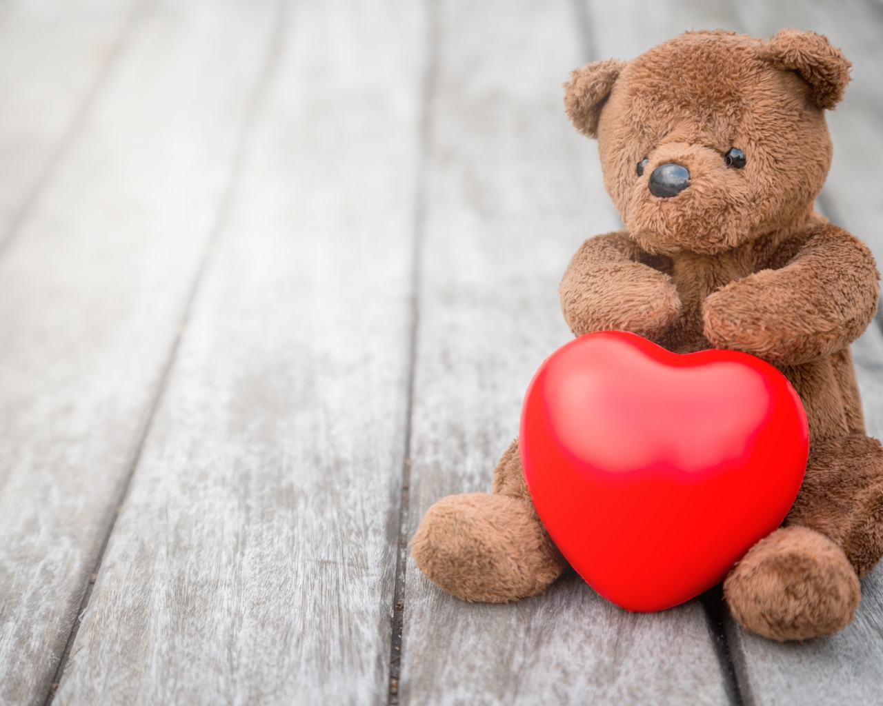 Плюшевый медвежонок с красным сердцем для любимой на День влюбленных