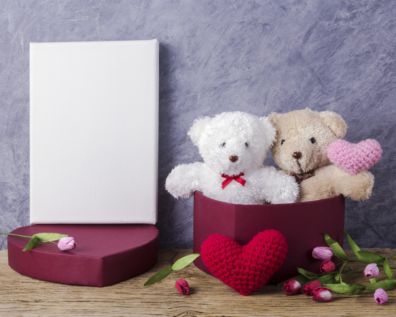 Два плюшевых медведя и подарок на 14 февраля день Святого Валентина