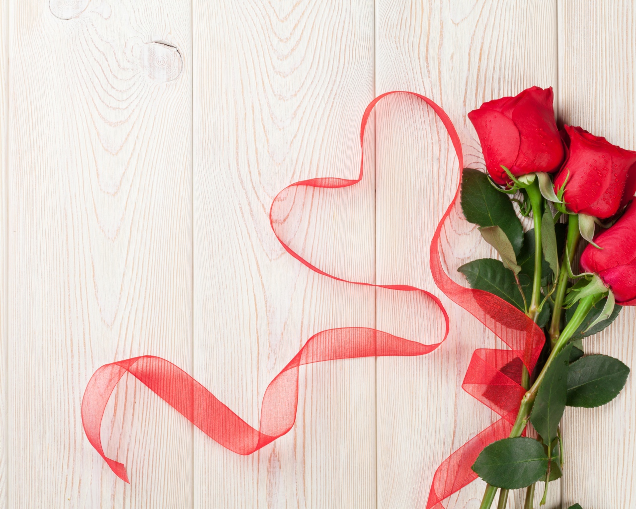 Шаблон поздравительной открытки с розами на день влюбленных