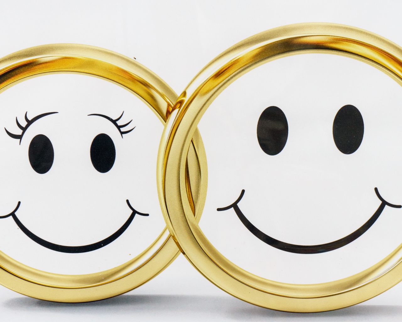 Золотые обручальные кольца на белом фоне