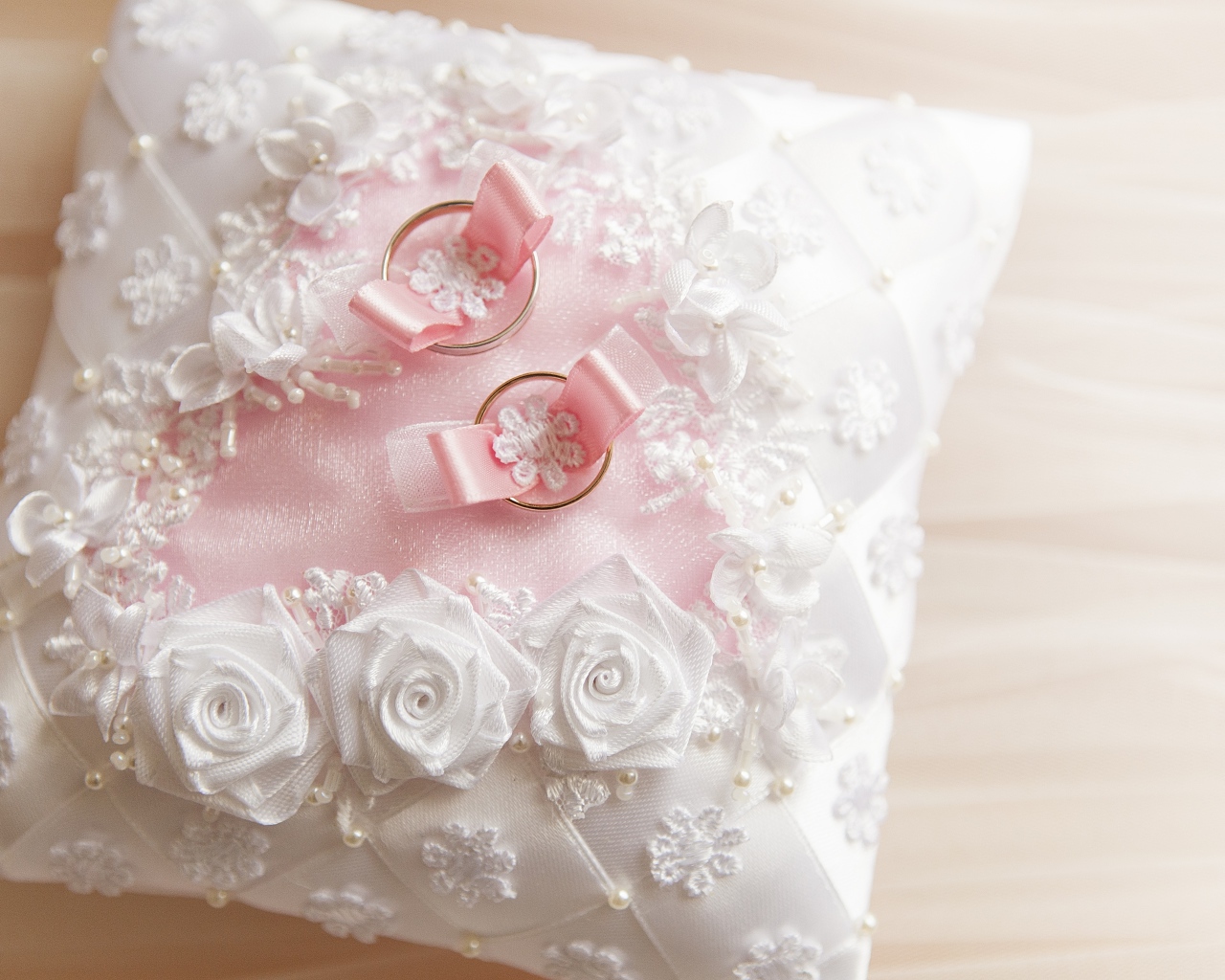 Подушка с обручальными кольцами 