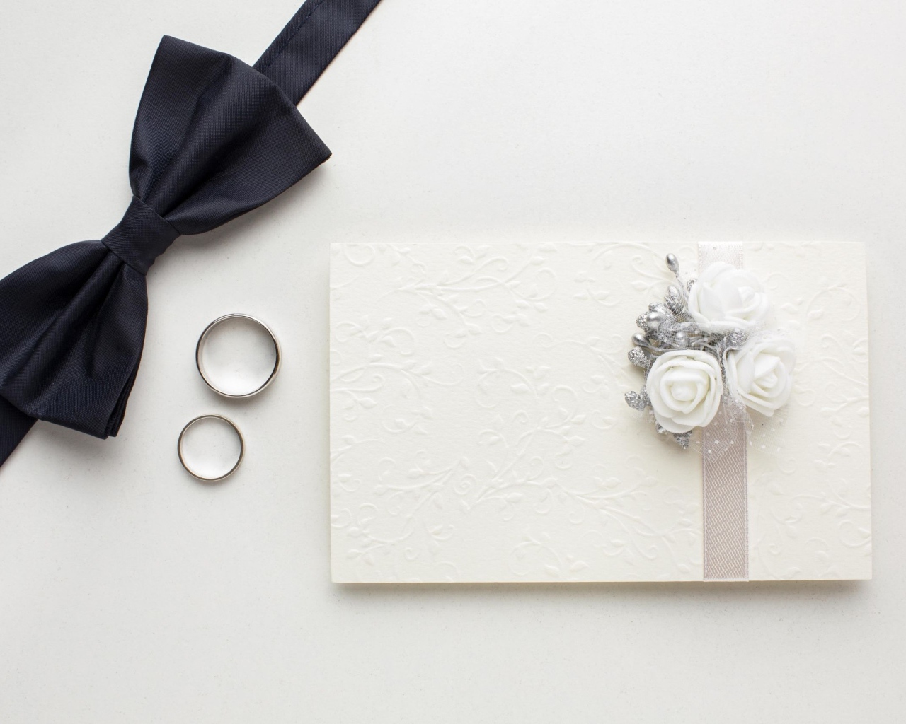 Приглашение на свадьбу, кольца и черная бабочка 