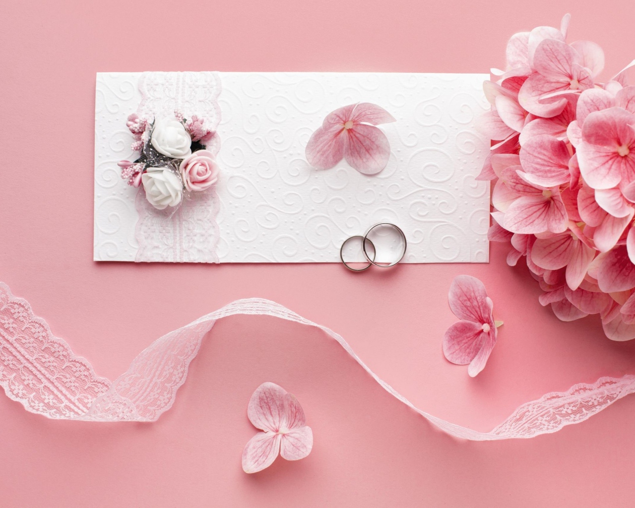 Белое приглашение на свадьбу с цветами на розовом фоне