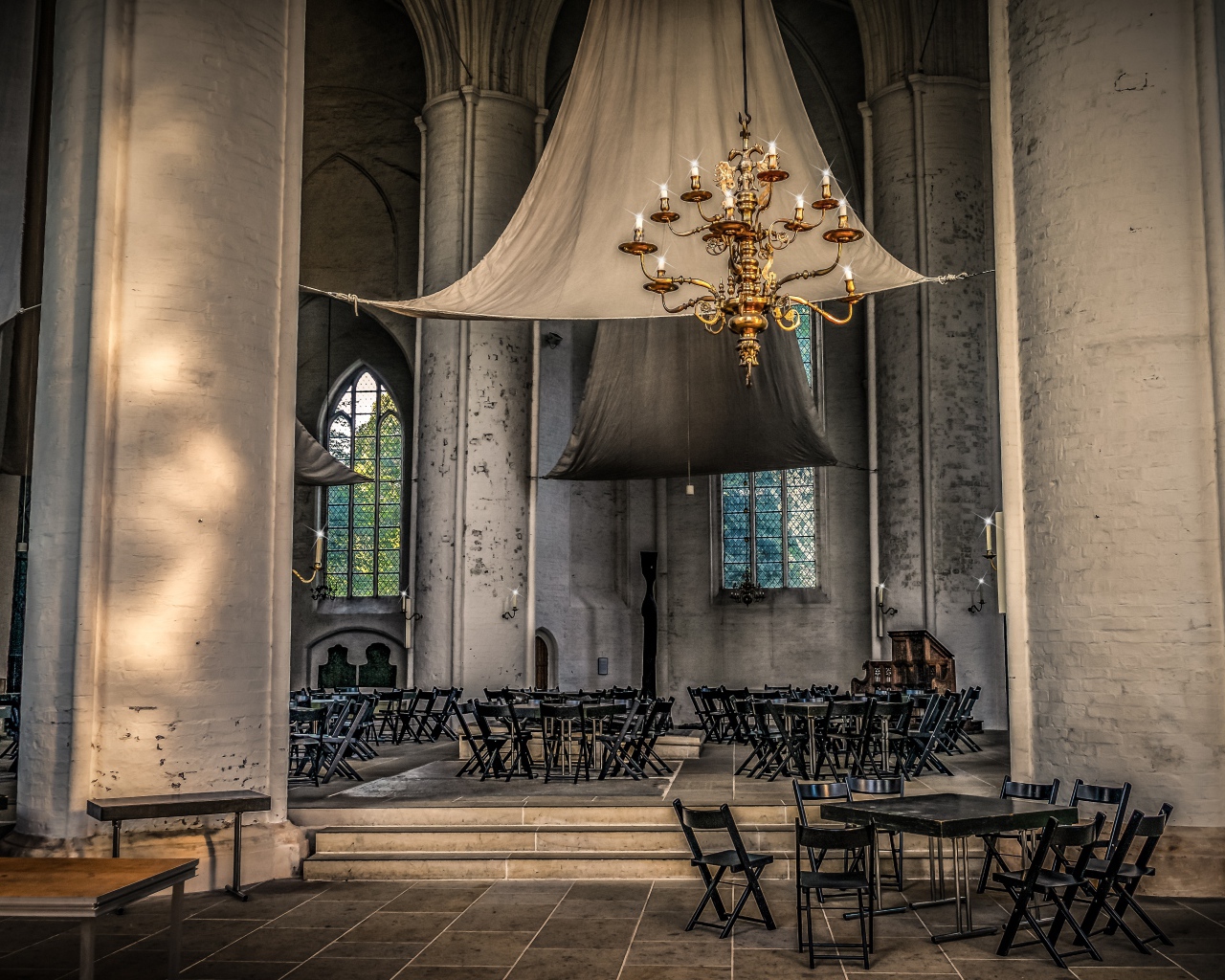 Черные столики в здании церкви