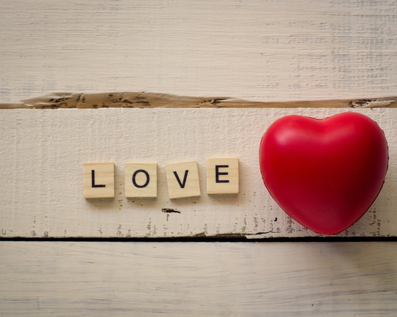 Большое красное резиновое сердце с кубиками 