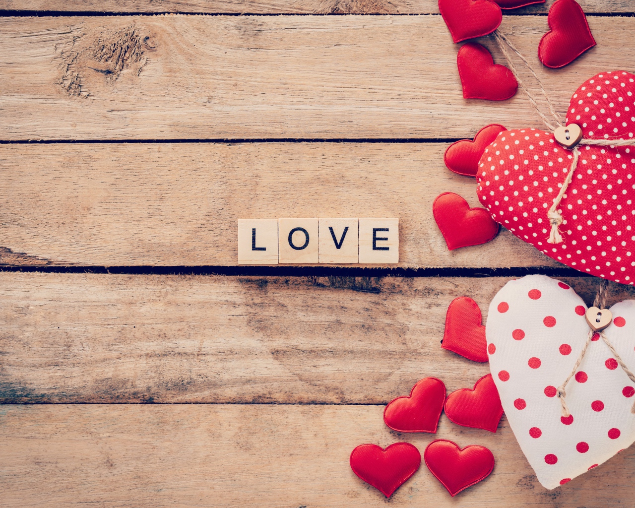 Кубики на деревянном столе с сердечками 