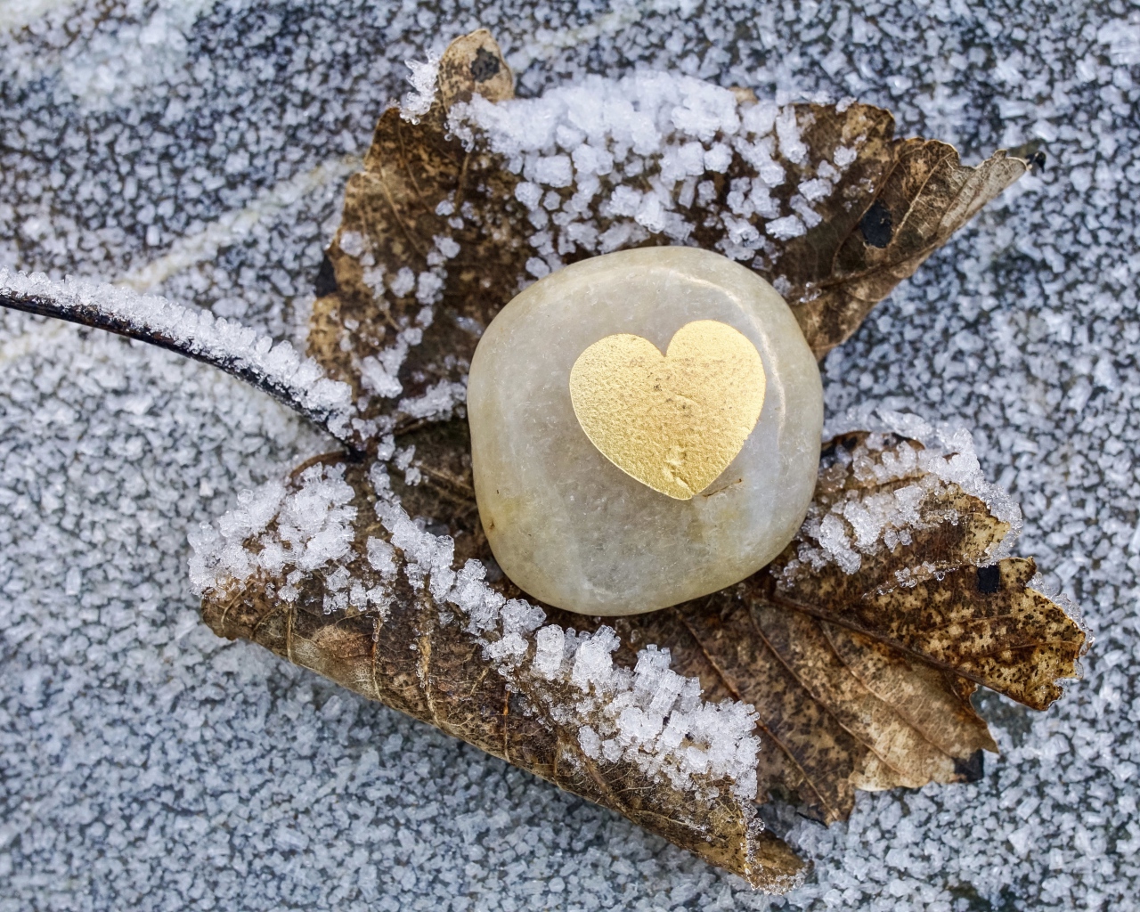 Сердце в камне на заснеженной земле
