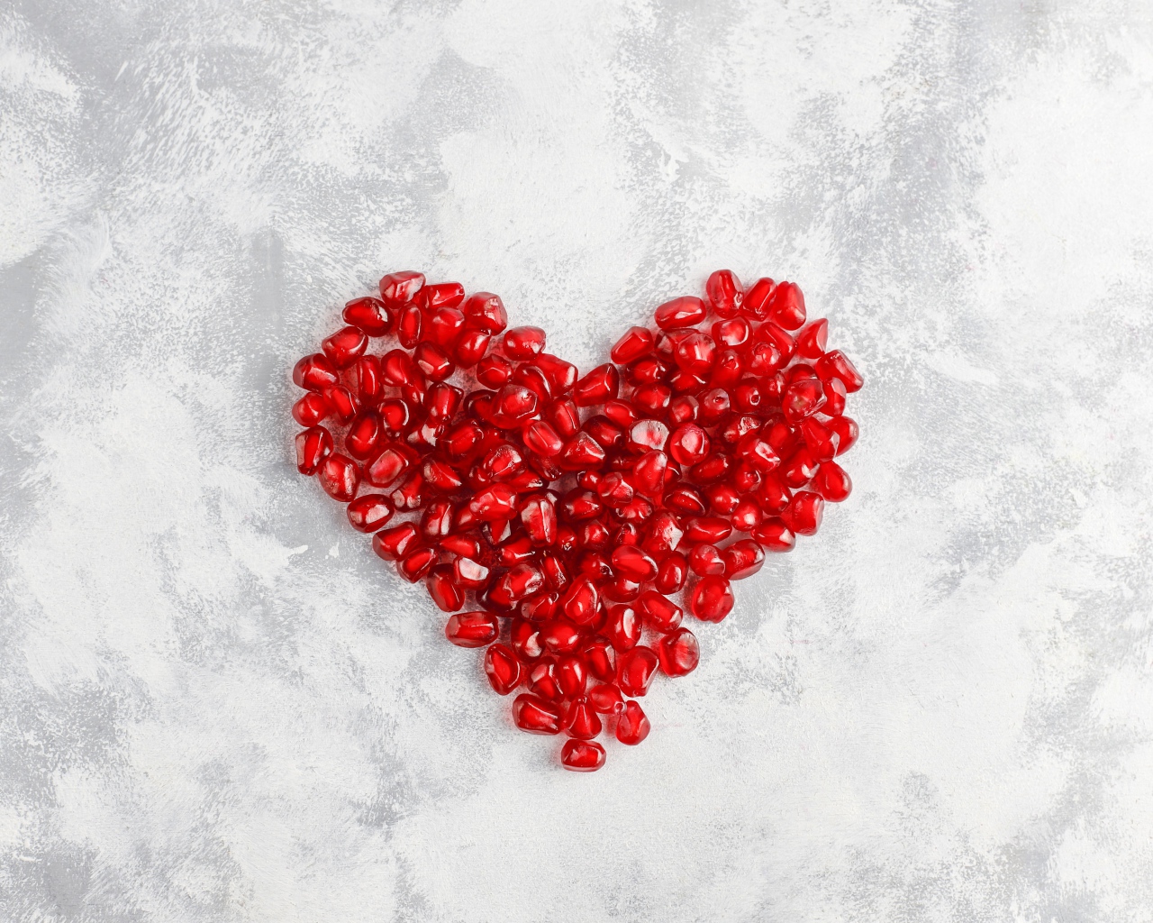 Сердце из красных зерен граната 