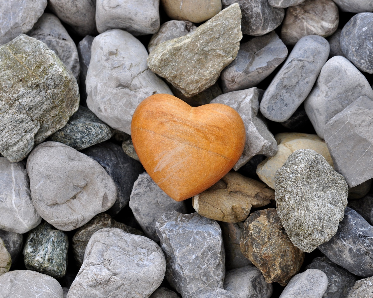 Каменное сердце лежит на камнях 