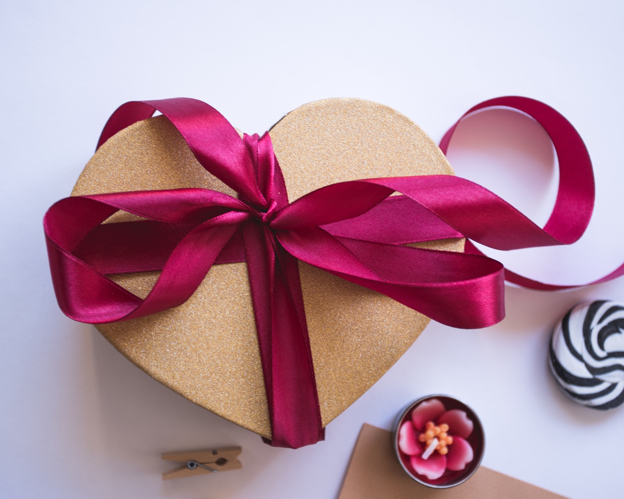 Коробка в в форме сердца с розовой лентой