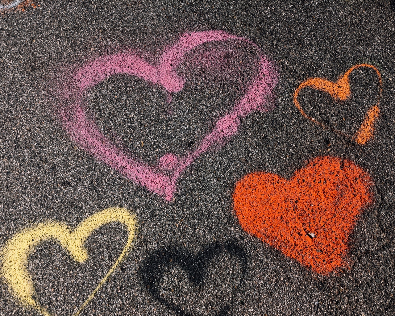 Сердечки разноцветным мелом на асфальте