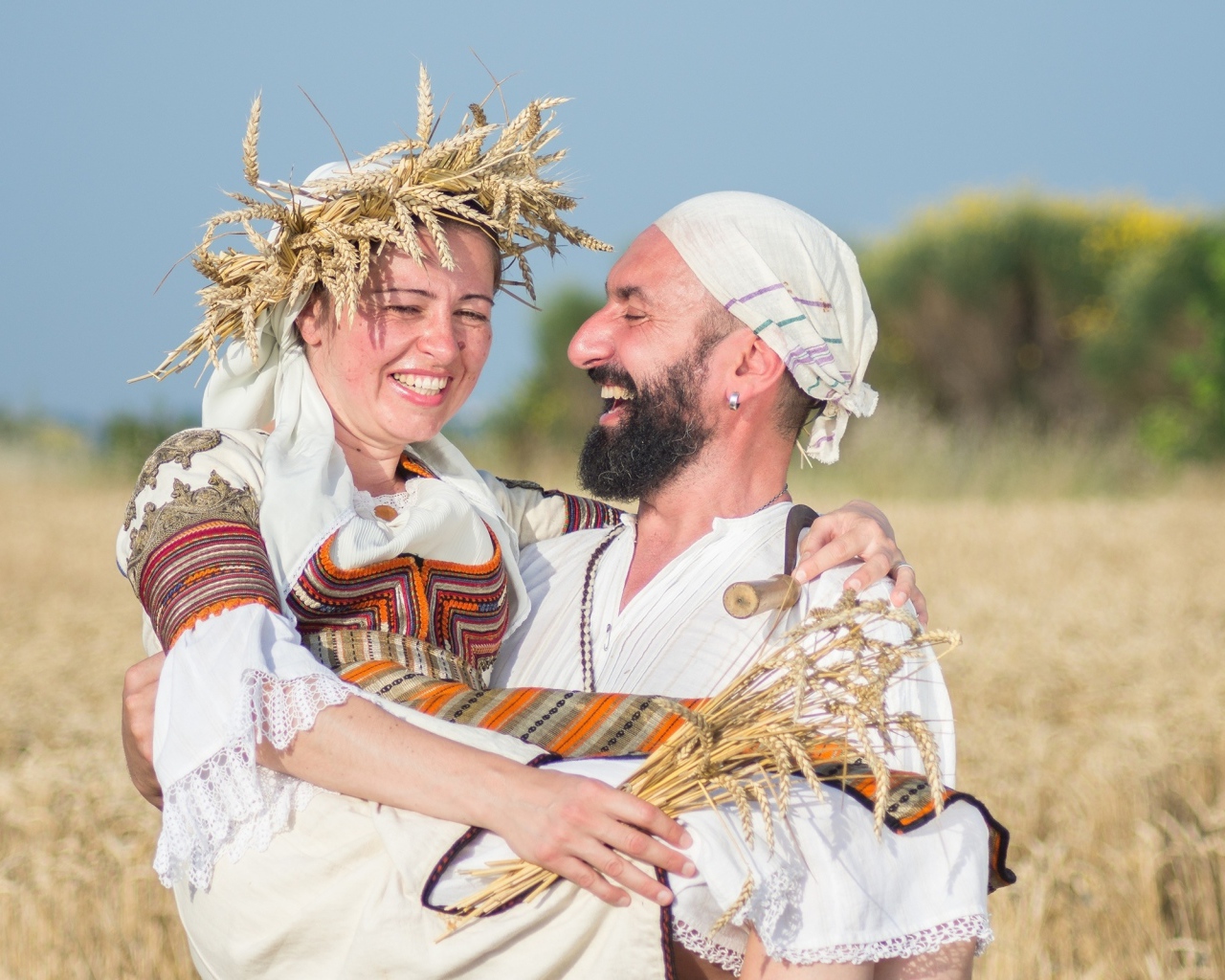 Влюбленная пара на поле с пшеницей
