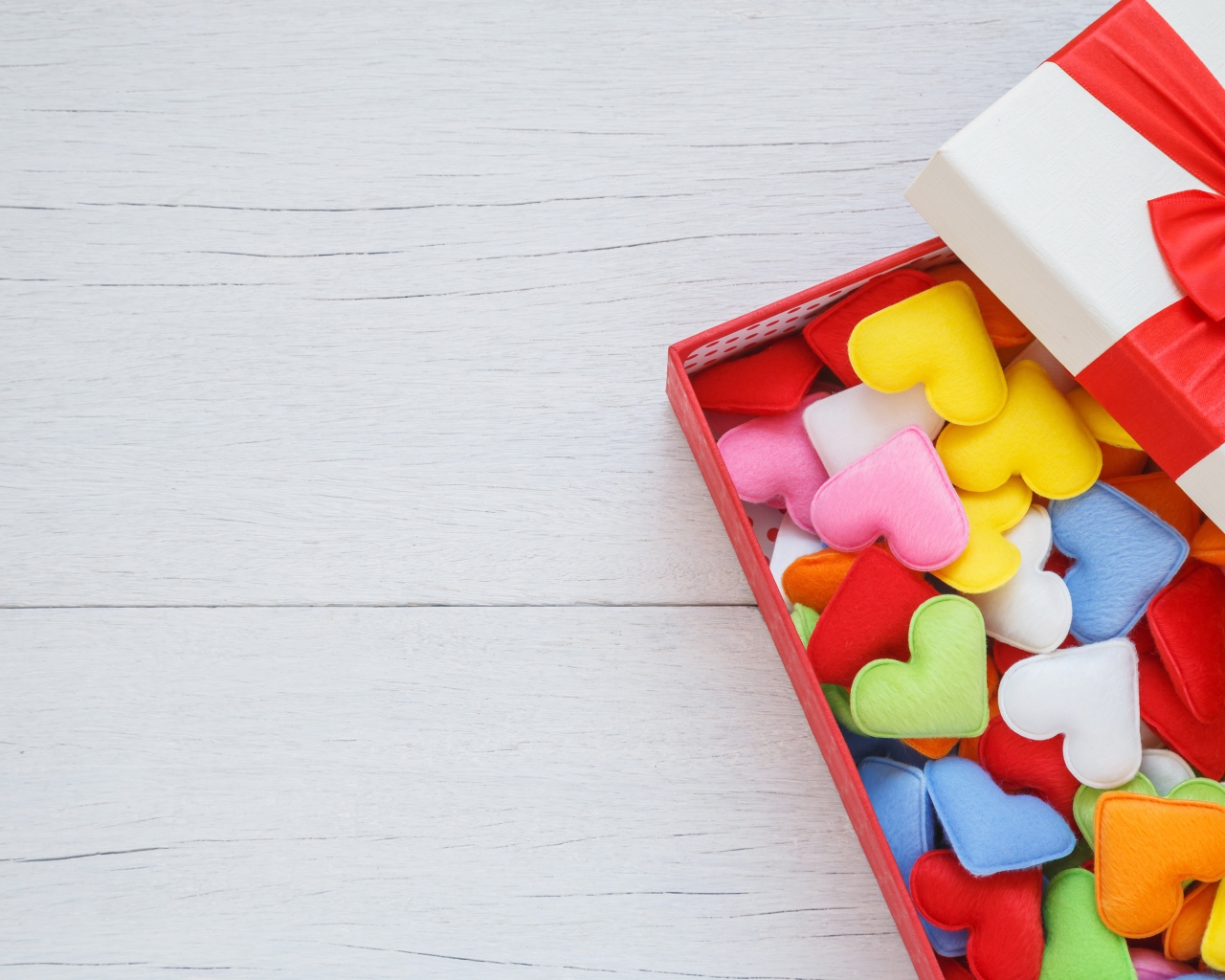 Разноцветные сердечки в коробке с бантом