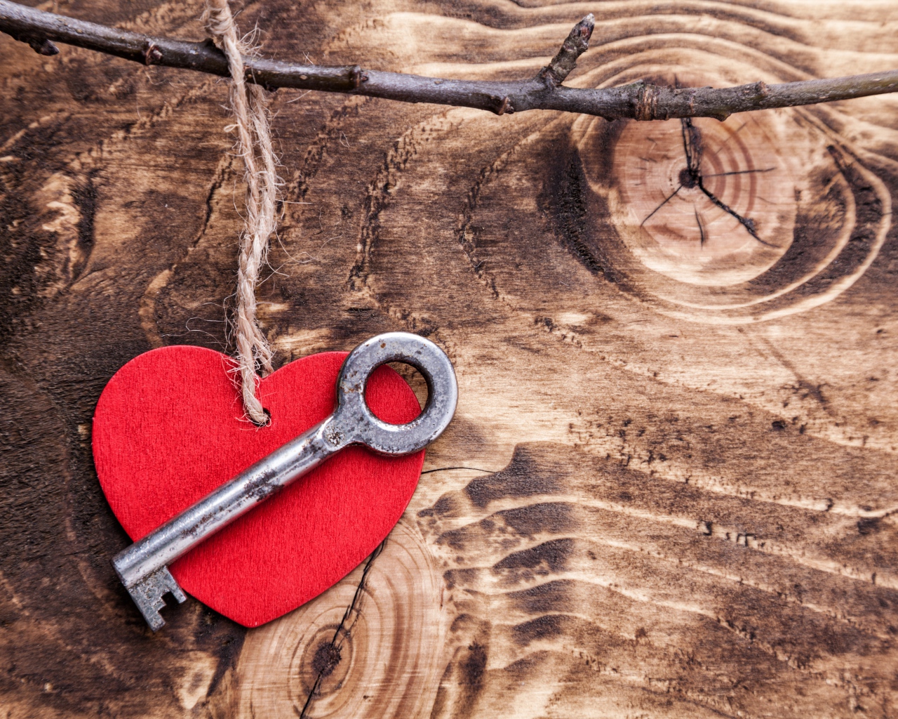 Красное сердечко и ключ на деревянном столе
