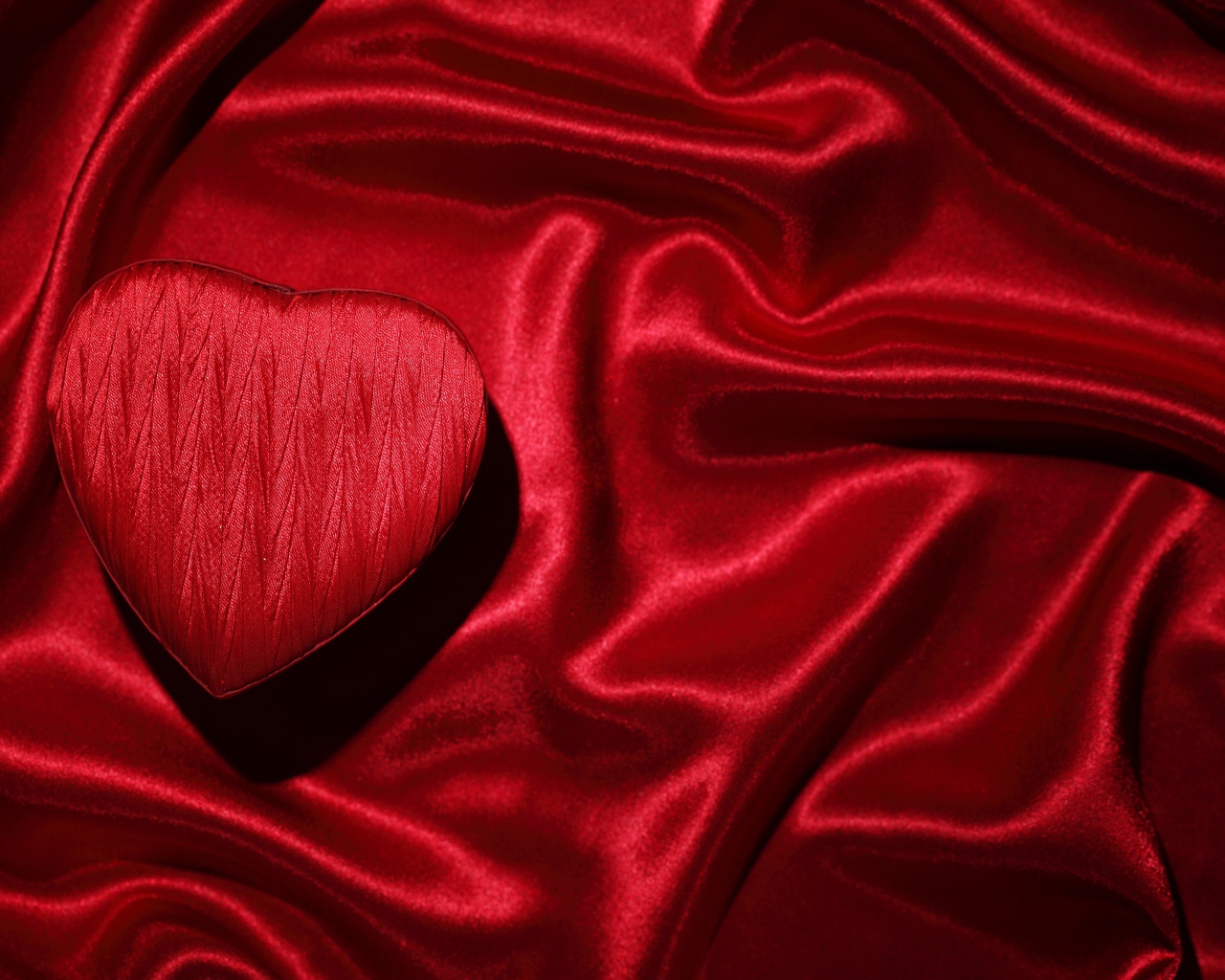 Красная атласная ткань и сердце 