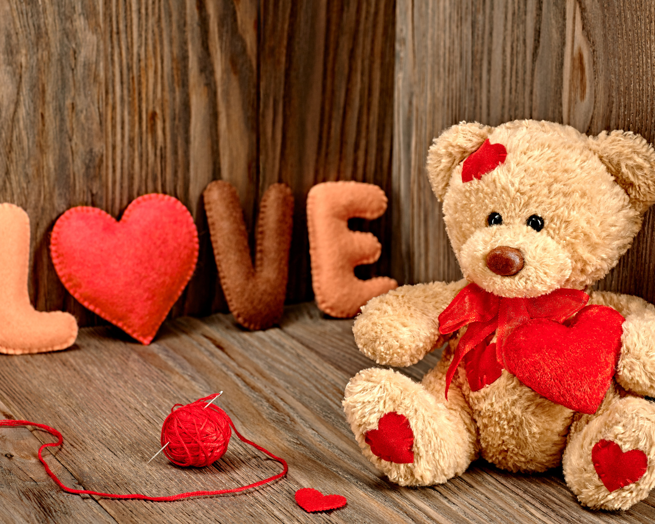 Плюшевый мишка и надпись любовь для девушки