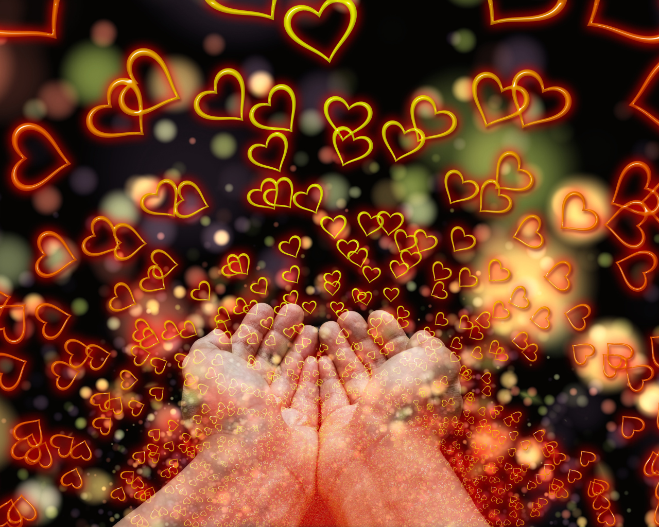 Огненные сердечки в ладонях мужчины 