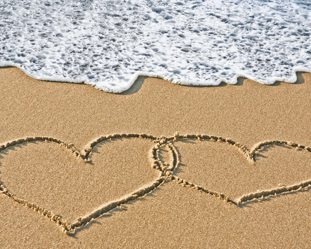 Два сердца на морском песке