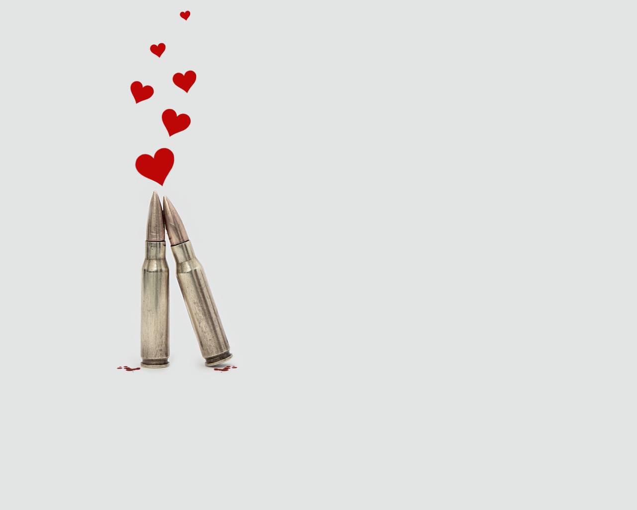 Два патрона с сердечками на сером фоне
