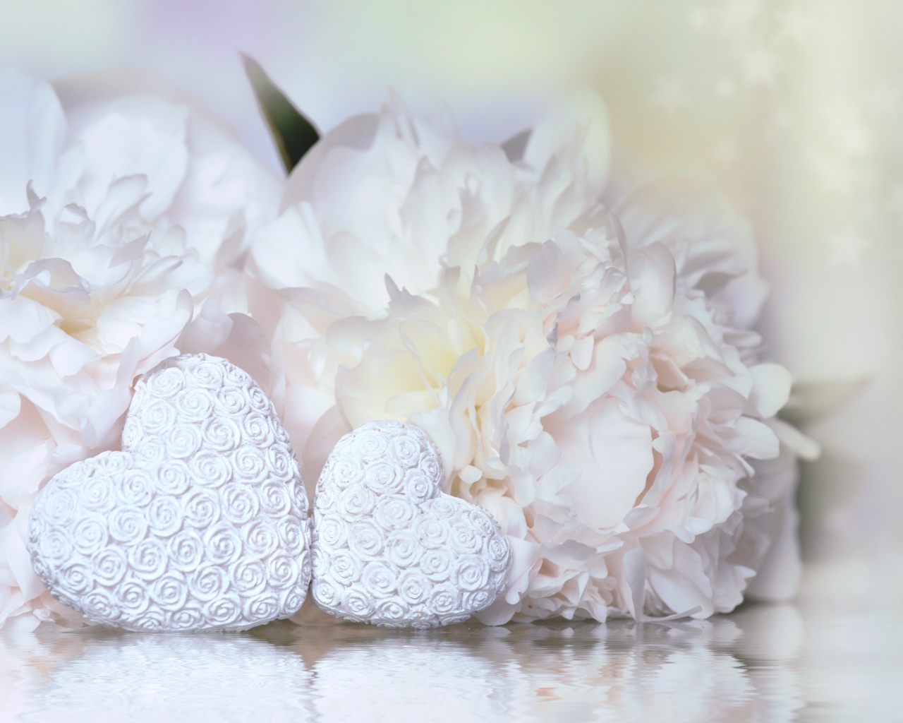 Два белых сердца с цветами пиона 