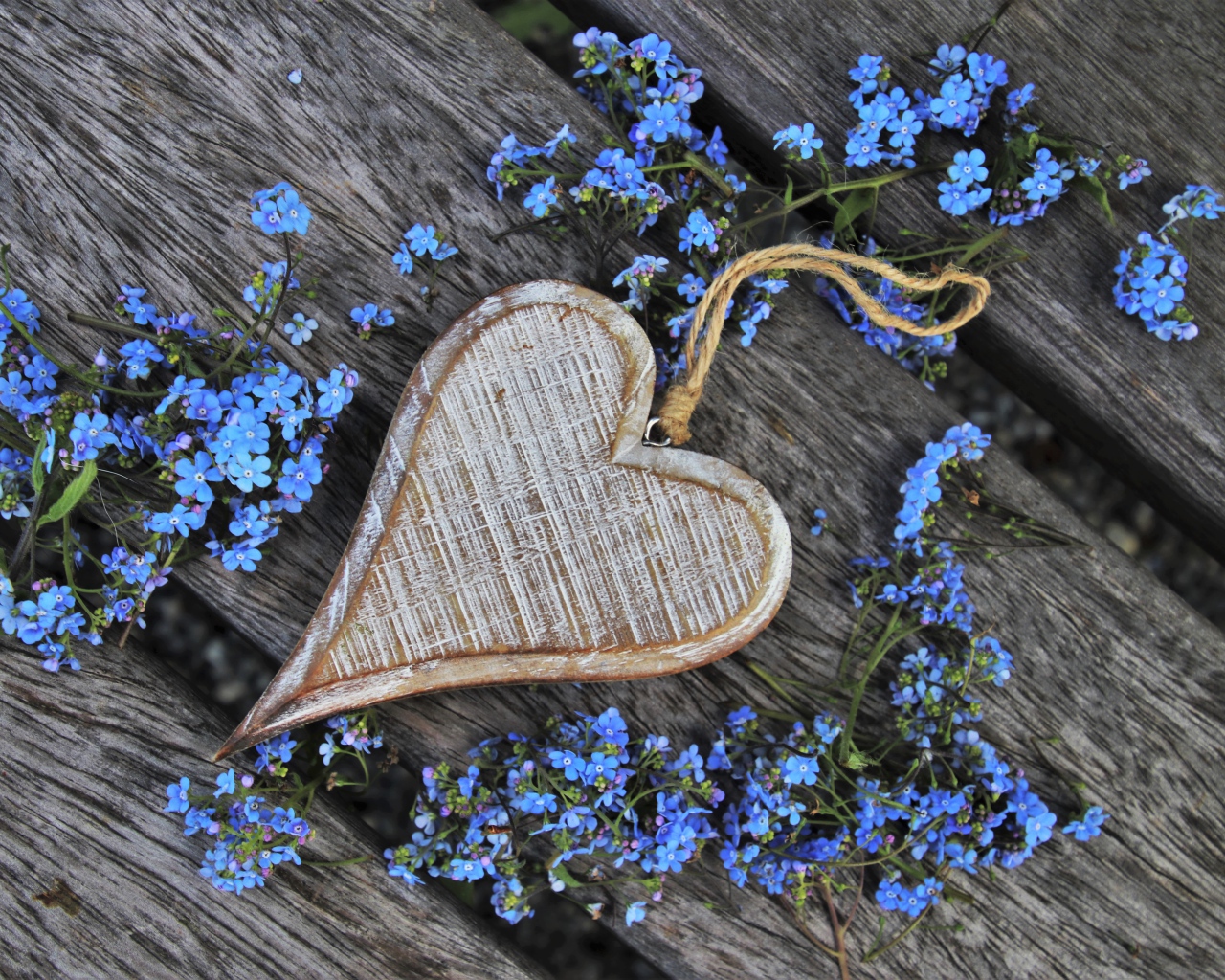 Деревянное сердце с голубыми цветами незабудки 