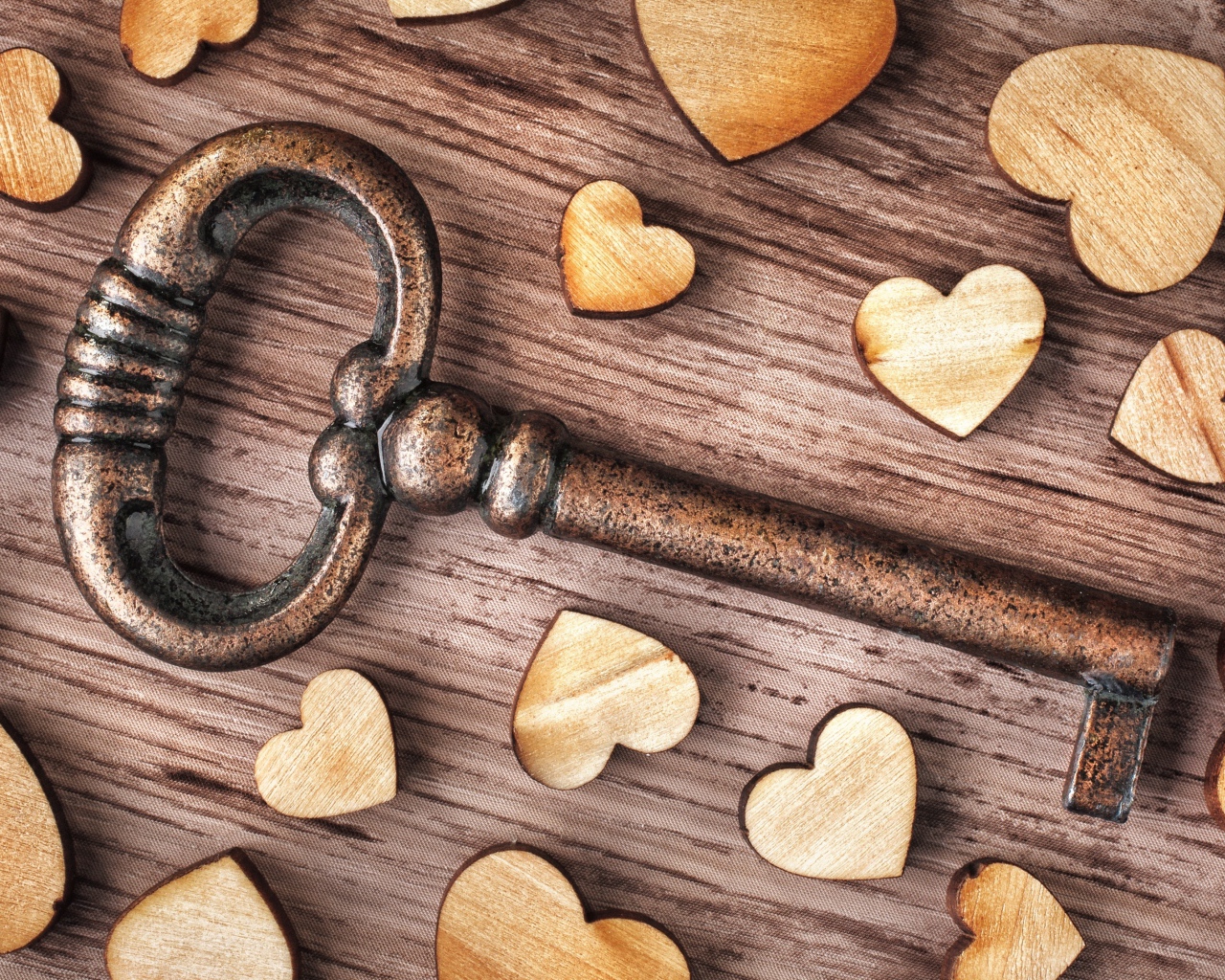 Деревянные сердечки на столе с ключом 