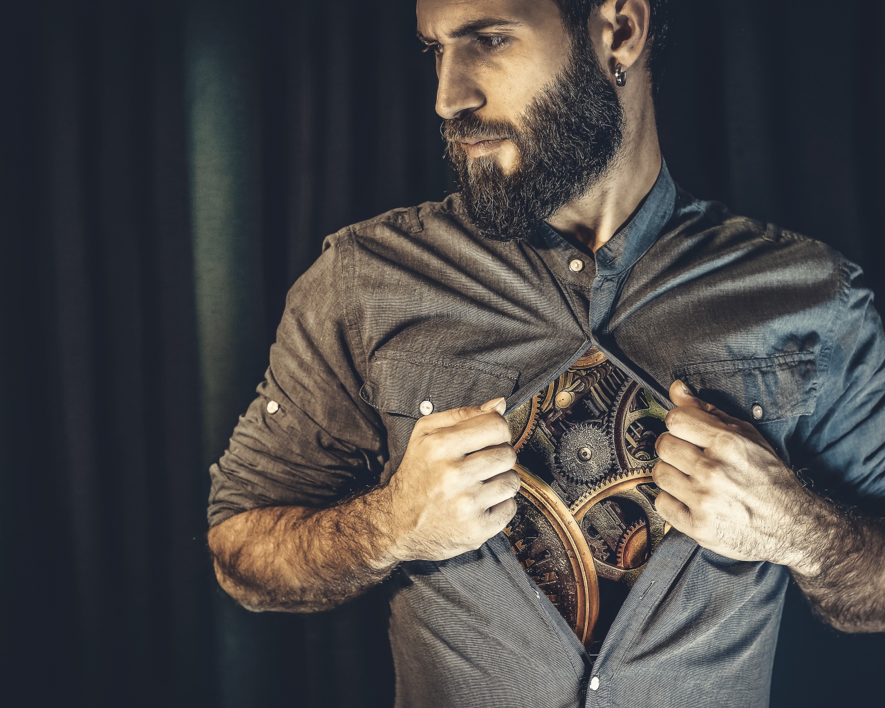 Бородатый мужчина с часовым механизмом внутри 