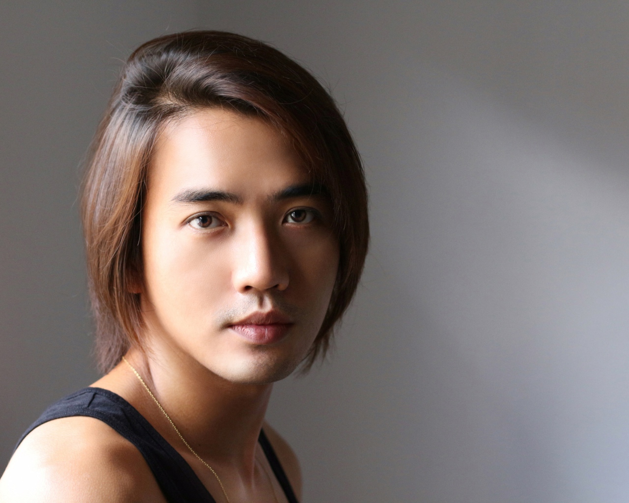 Кареглазый мужчина на сером фоне