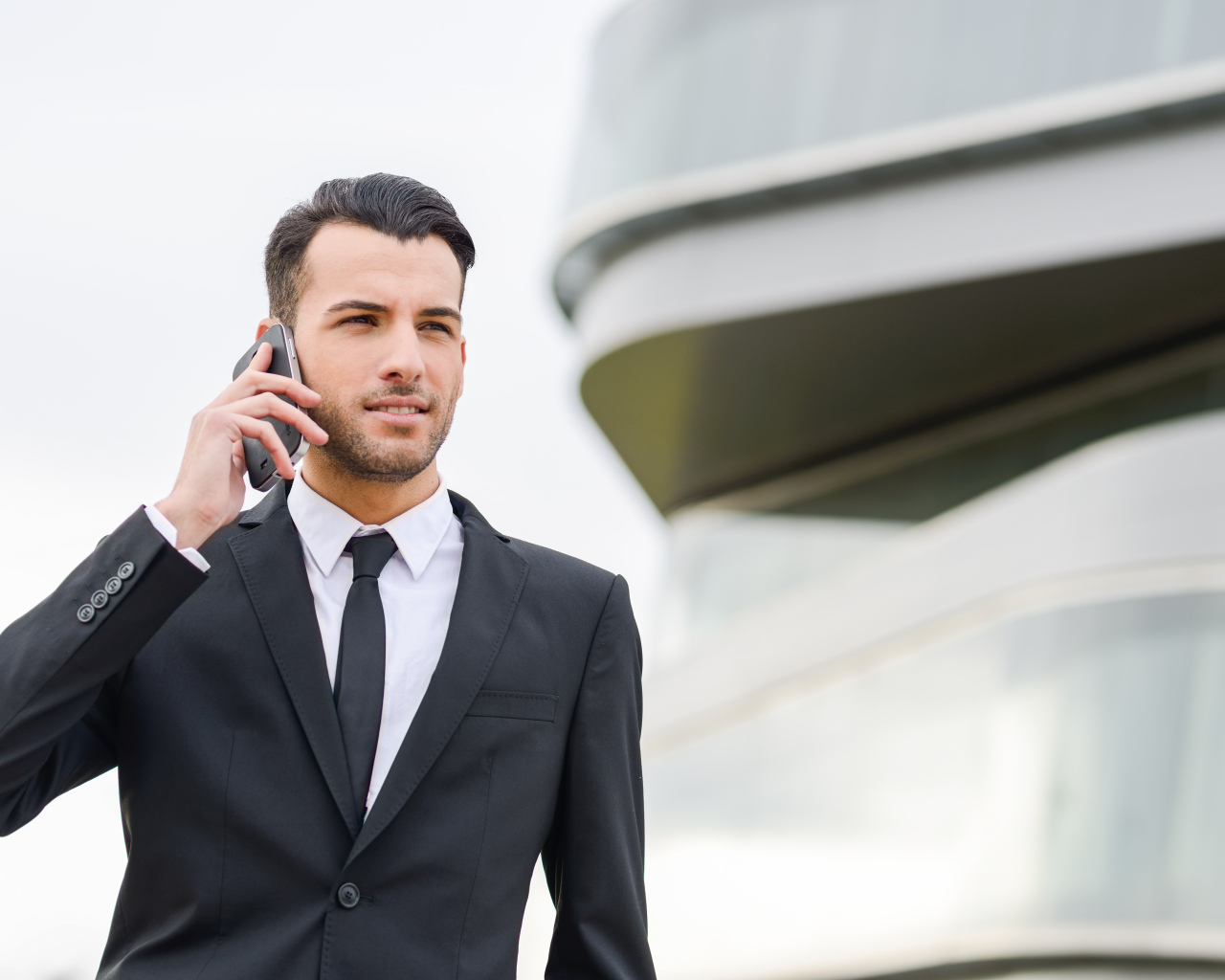 Деловой мужчина с мобильным телефоном