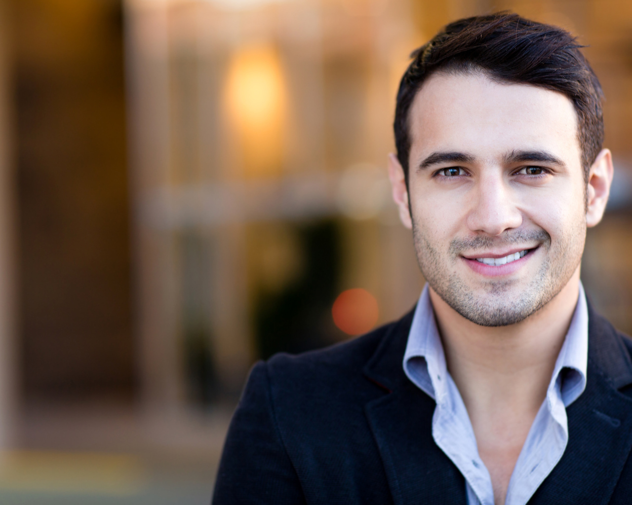 Милая улыбка на лице стильного мужчины 