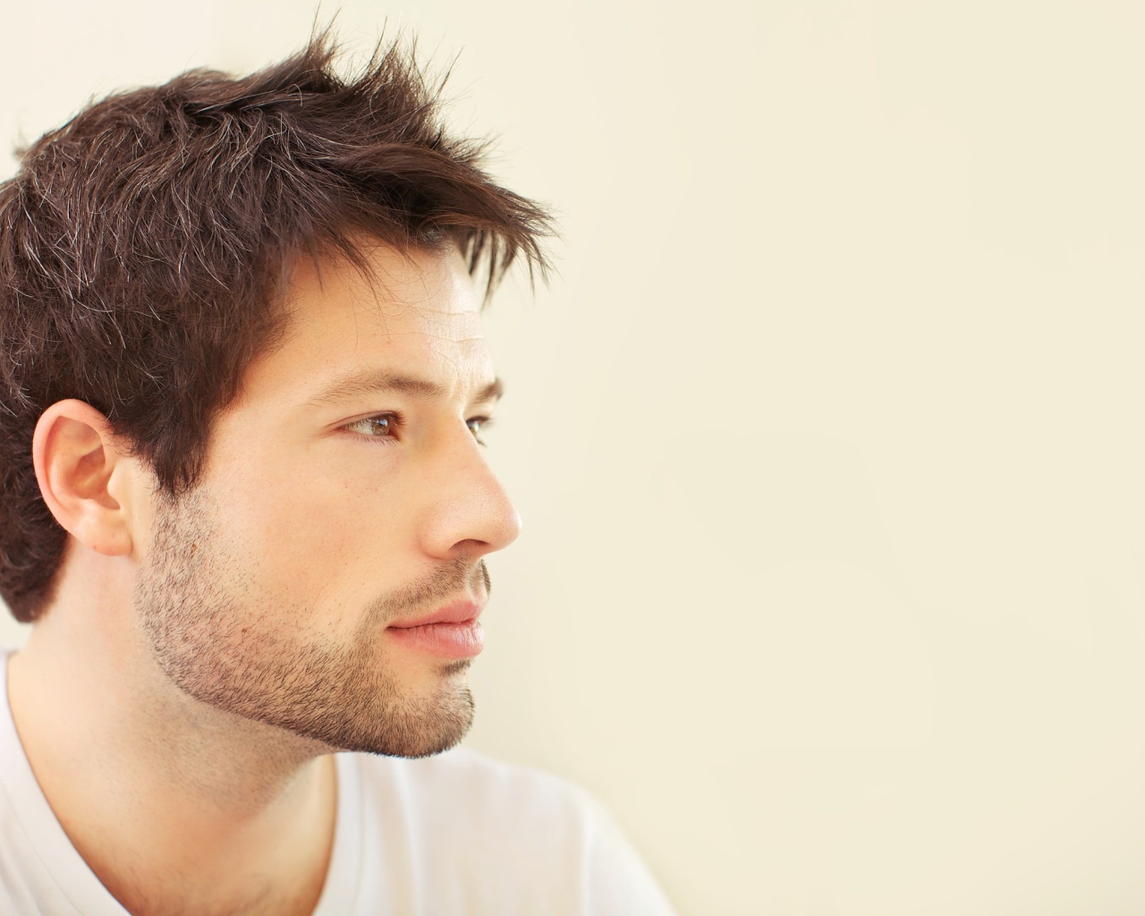 Красивый кареглазый мужчина со щетиной на лице 