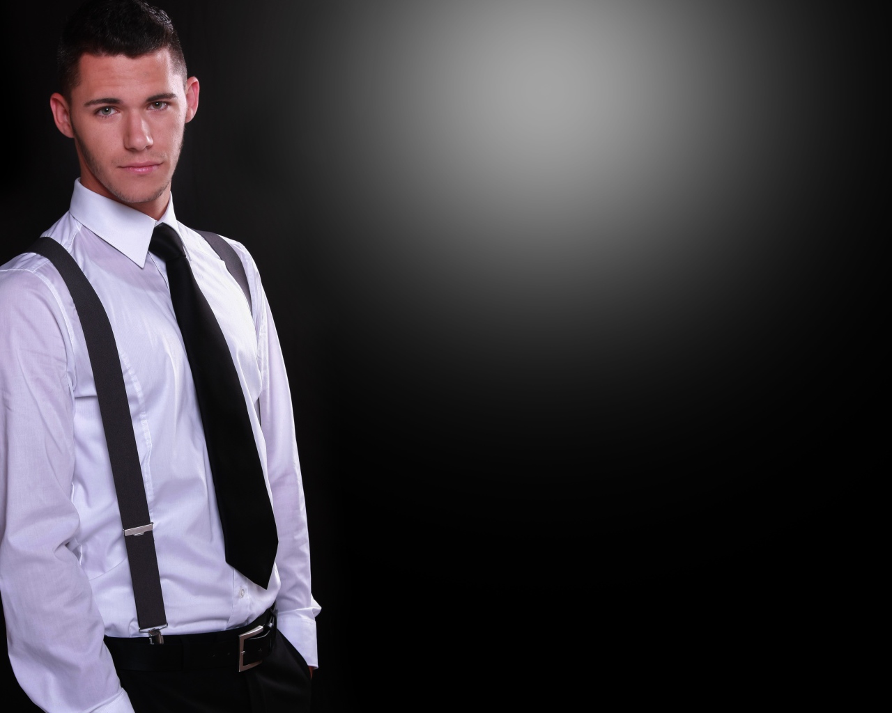 Красивый парень в белой рубашке на черном фоне 