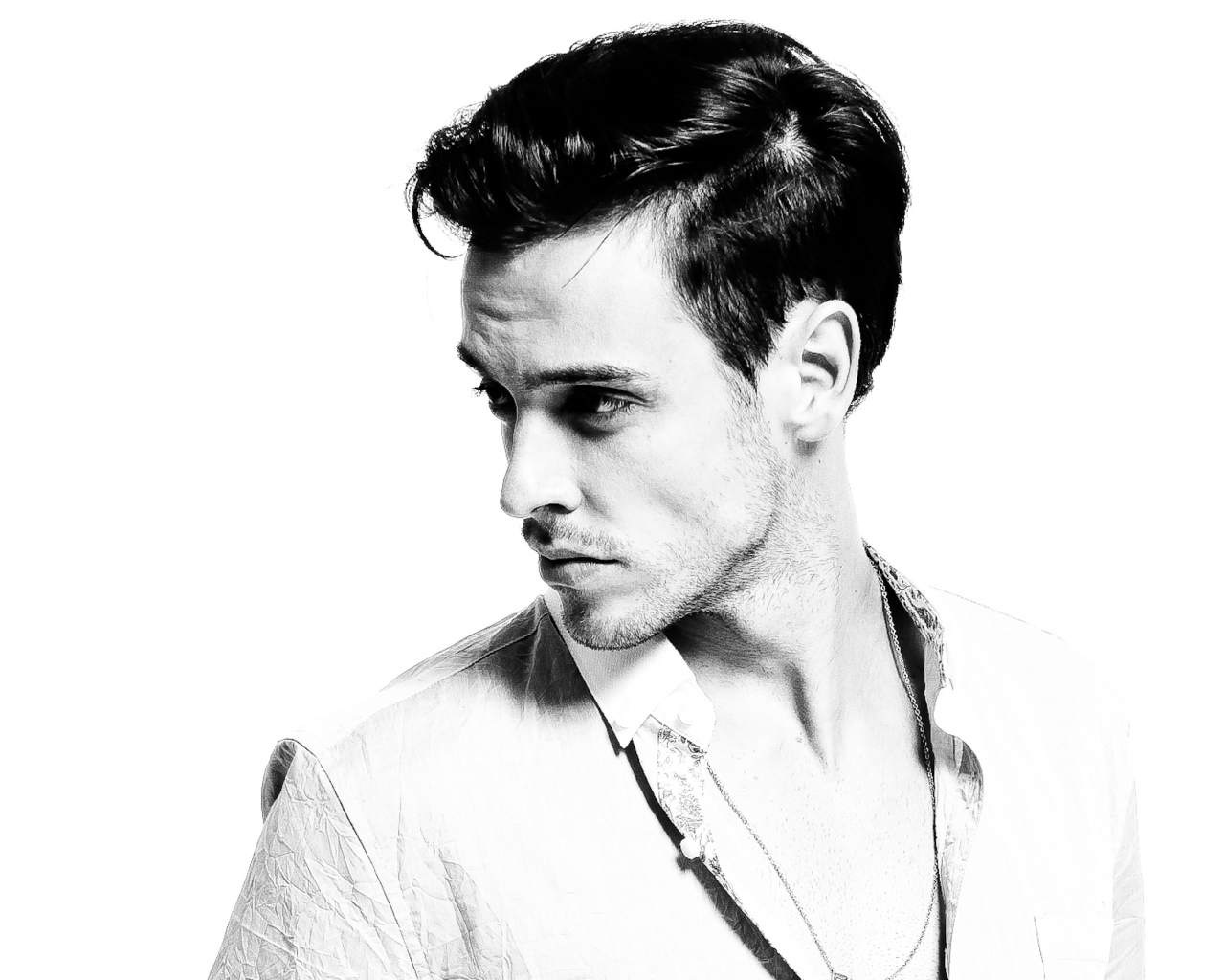 Красивый мужчина модель на белом фоне 