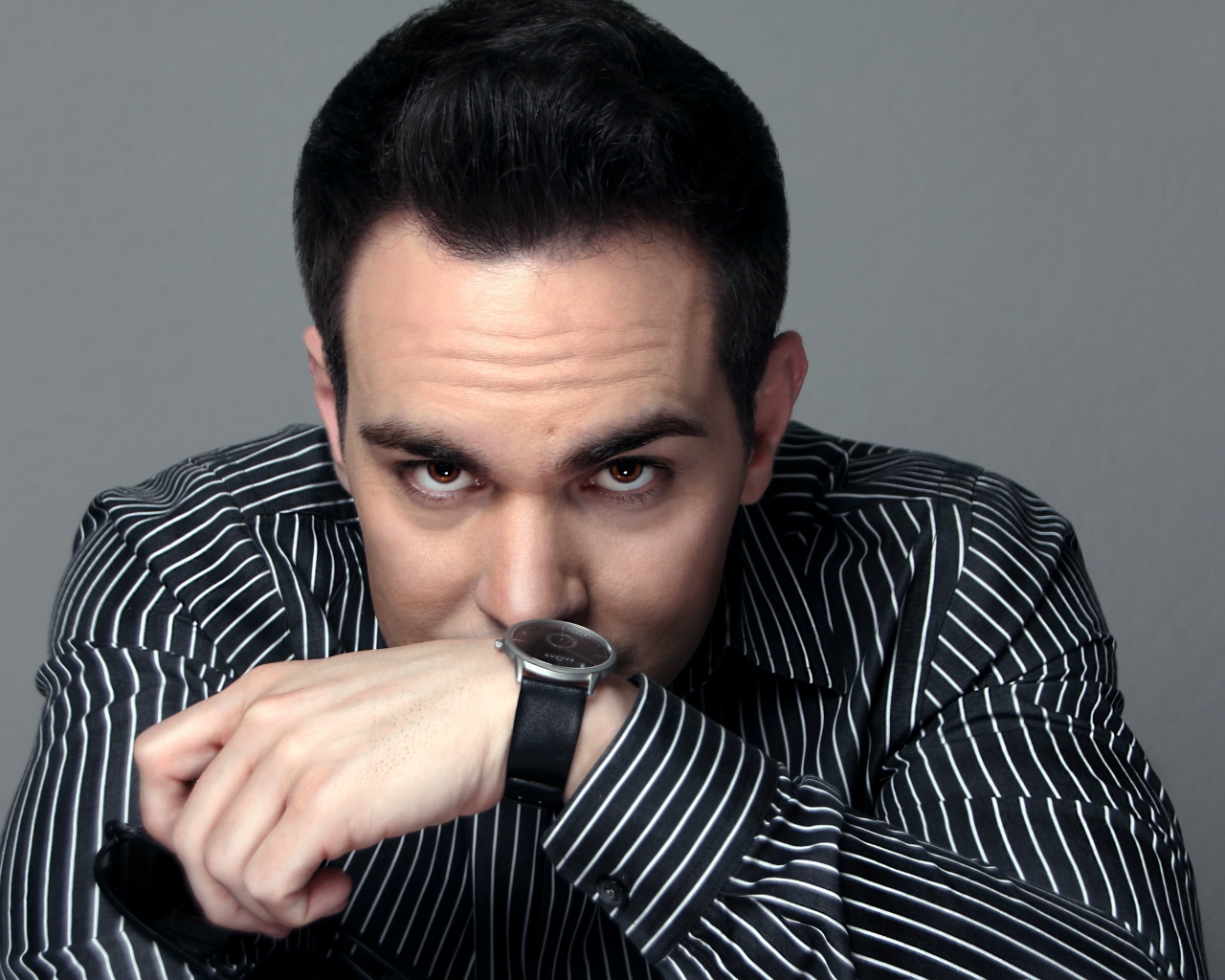 Красивый мужчина с часами на руке 