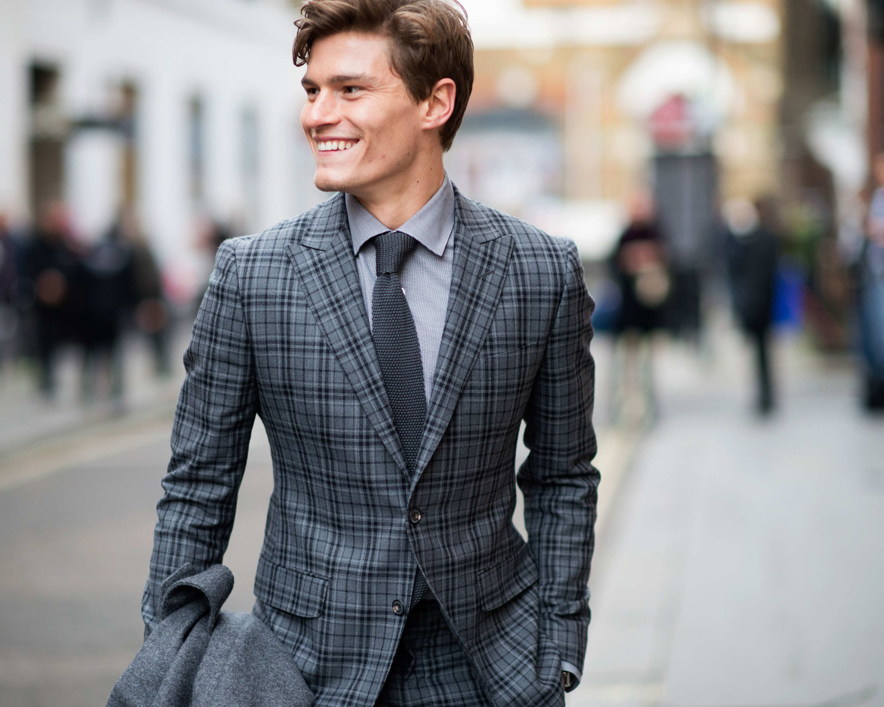 Улыбающийся молодой мужчина в костюме 