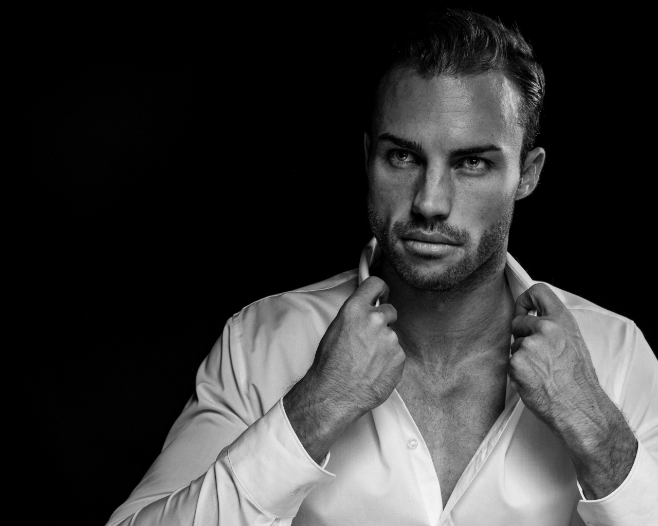 Стильный брутальный мужчина в белой рубашке 