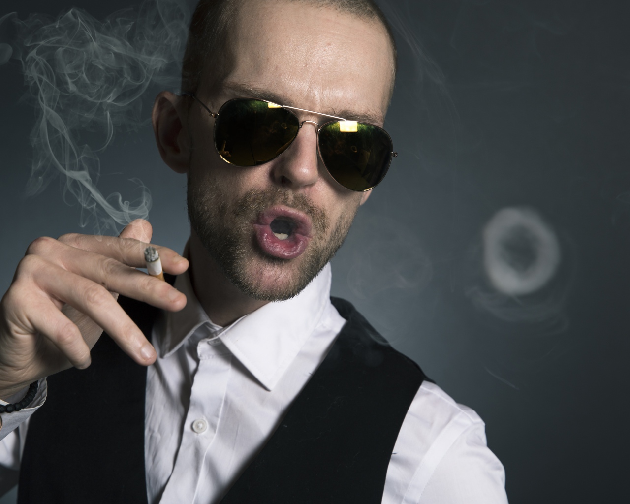Стильный мужчина в очках с сигаретой 