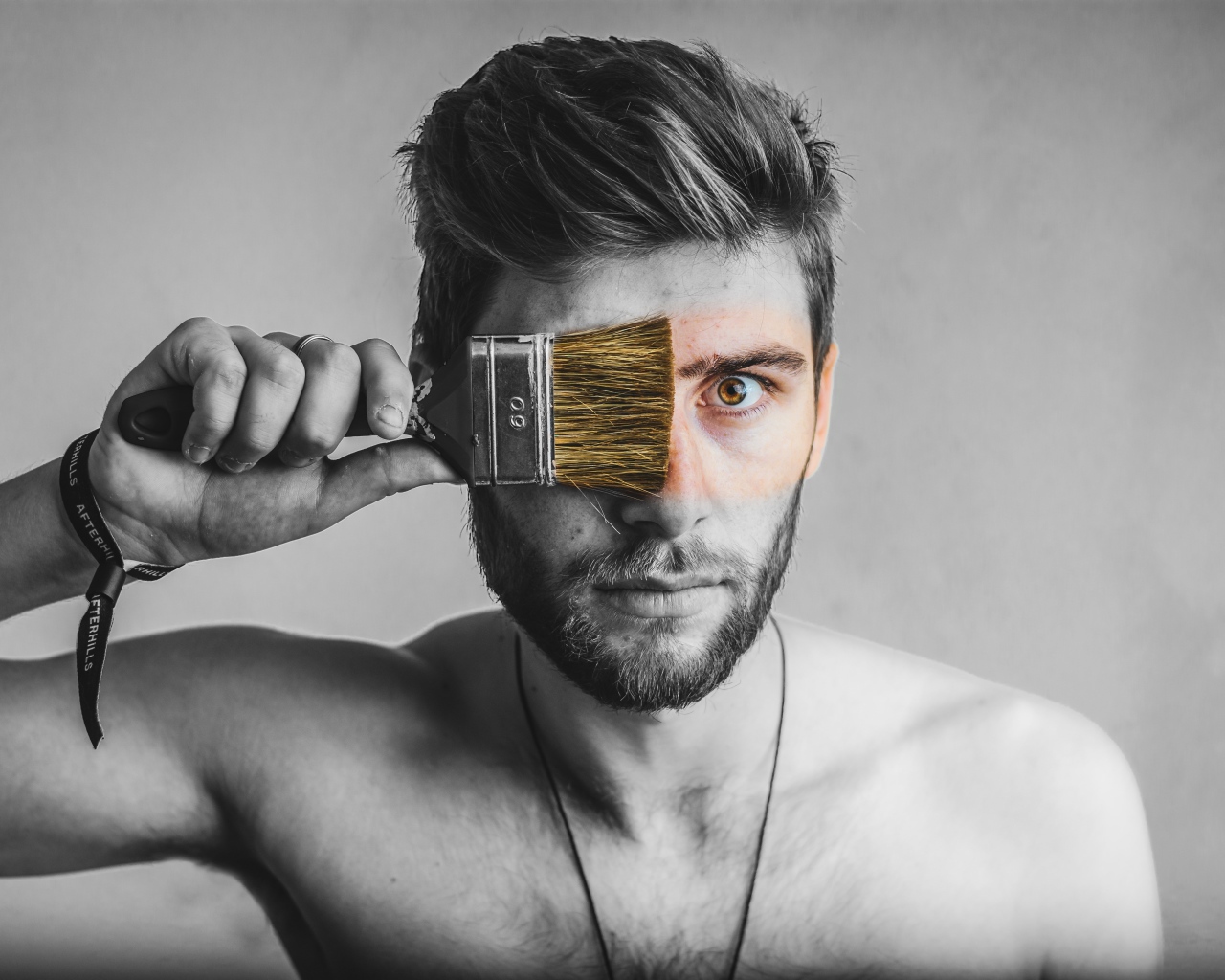 Мужчина закрыл кисточкой глаз 