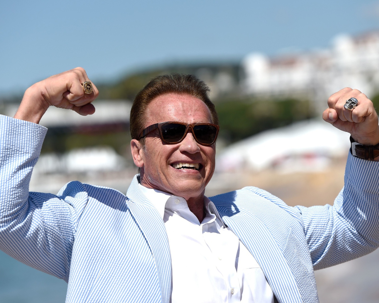 Актер Арнольд Шварценеггер в черных очках