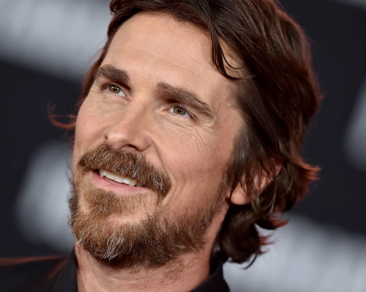 Лицо актера Кристиана Бэйла крупным планом