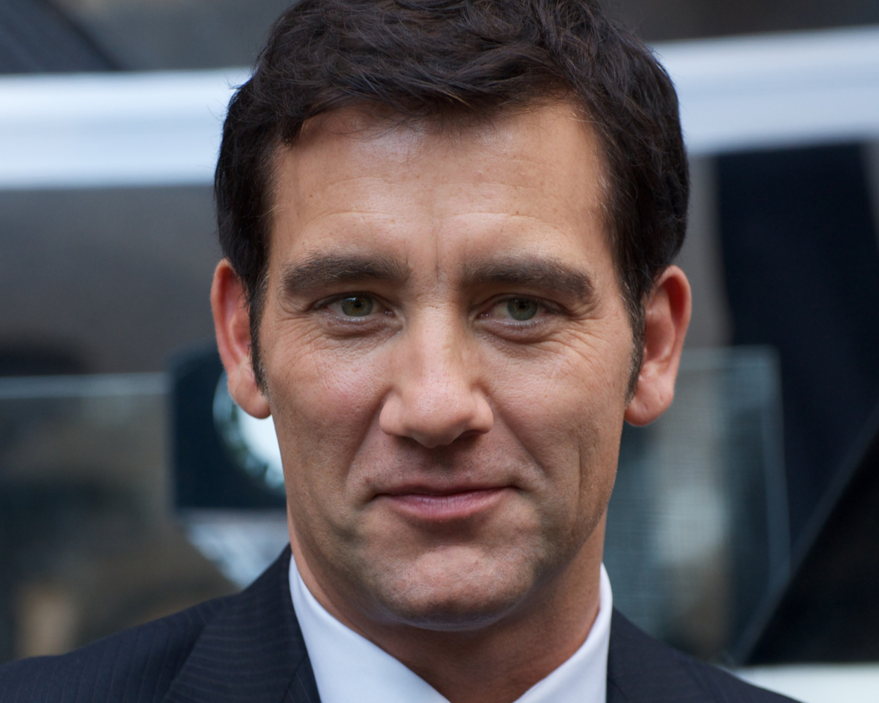 Актер Клайв Оуэн крупным планом